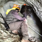 El equipo de la Junta busca en la cueva el rastro de la osa herida. DL