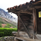 Un cartel refleja la petición de los municipios de Valdeón y Sajambre de salirse del Parque Nacional de Picos de Europa. RAMIRO