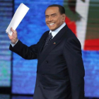 Berlusconi saluda a su llegada para participar en el programa de la RAI Che Tempo che Fa, en Milán, el 26 de noviembre.