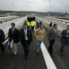 Riesco, junto a José Luis Ulibarri, Darío Martínez y Manuel Rodríguez, saliendo del paso inferior