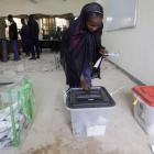 Una mujer desplazada por culpa de Boko Haram vota en la ciudad de Yola.