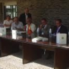 Los autores del libro presentaron ayer su trabajo en el Ayuntamiento de Peranzanes