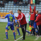 Manolo Díaz da instrucciones a Pablo Infante en el momento en el que se la juega haciendo el doble cambio ofensivo con 1-3 .