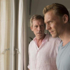 Hugh Laurie y Tom Hiddleston protagonizan la serie 'El infiltrado'.