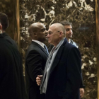 El empresario Andy Puzder sale de la Torre Trump en Nueva York tras reunirse con el presidente electo.