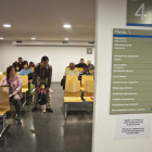 Ciudadanos en una de las salas de espera del Registro Civil de Barcelona dedicada al cambo de nombres.