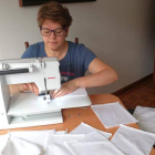 Tina Marote se ha trasladado a casa de sus padres con la máquina de coser para hacer mascarillas con sábanas.