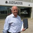 El alcalde de Laguna de Negrillos, Valentín Martínez, ayer a la salida del juzgado de La Bañeza