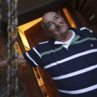 Antonio García Viejo, hermano del repatriado, ayer en la entrada de su vivienda de Folgoso.