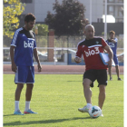 Claudio (d), junto a Juande durante un entrenamiento en el Colomán Trabado.