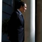Zapatero espera a la puerta de La Moncloa la llegada de Rajoy, el pasado 28 de marzo