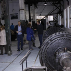 Un grupo de personas visita la sala donde se encuentra el antiguo taller de Feve de Cistierna. CAMPOS