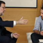 Mariano Rajoy y el secretario general de Podemos, Pablo Iglesias, durante su encuentro. JAVIER LÓPEZ