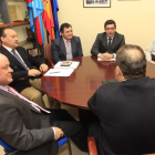 Aníbal Fernández, en primer término, ayer junto a Alfonso Arias e integrantes del Club Financiero.