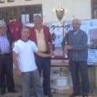 Pepe Villa recibe su trofeo como uno de los mejores jugadores