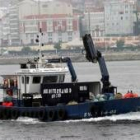 El buque-taller «Latero», con un grupo de buceadores a bordo, zarpó ayer desde La Coruña