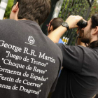 Imagen tomada durante el rodaje en Sevilla de personas que intentaban ver la grabación.