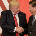 Trump (izquierda) estrecha la mano de Xi al final de su conferencia de prensa conjunta, en Pekín, el 9 de noviembre.