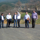 El alcalde de Berlanga con los diputados en la calle.