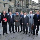 De Santiago-Juárez, en el centro, con los consejeros en Santiago de Compostela.