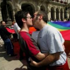 Dos gais se besan en mitad de la calle celebrando el matrimonio