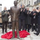 Momento en el fue descubierta ayer la estatua de Suárez en la plaza que lleva su nombre en Ávila.