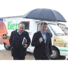 Alfonso Arias y Raúl Valcarce, minutos antes de la presentación del proyecto delante de la caravana promocional.