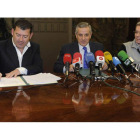 Gutiérrez, en el centro, entre Baena y López Benito, durante la firma ayer del convenio del Ayuntamiento con la Cultural.