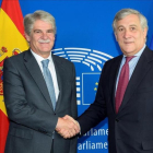El ministro de Exteriores, Alfonso Dastis, y el presidente del Parlamento Europeo, Antonio Tajani, en Estrasburgo.