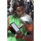 Federer con su trofeo mientras Nadal recibe la copa de manos de Borg