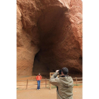 Imagen reciente de dos turistas visitando la Cuevona de las Médulas.