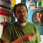 El poeta pacense Gsús Bonilla, en el Club Bukowski