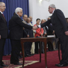 Mahmoud Abás y el primer ministro Rami Hamdallah toman juramento en Ramala.