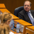 El presidente de la Junta, Juan Vicente Herrera, durante el último pleno del año en las Cortes. R. GARCÍA