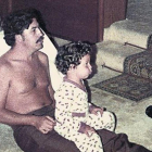 Pablo Escobar, con uno de sus hijos, en una imagen de archivo.