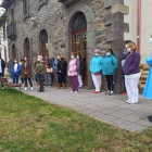 Un momento de la concentración celebrada ayer en las puertas del centro. DL