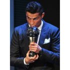 Por segundo año Cristiano Ronaldo besó el trofeo de la Fifa como mejor jugador. ANDY RAIN