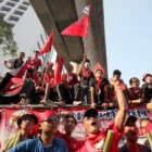 Los «camisas rojas» se manifiestan contra el Gobierno.