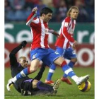 El atlético Reyes intenta zafarse de un jugador pucelano