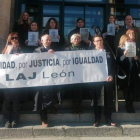 Una de las últimas concentraciones de los letrados judiciales en León. DL