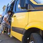 Un joven se sube a un vehículo de transporte a la demanda en un pueblo de Soria. ICAL