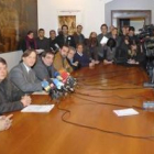 Josep Maria Vila d-™Abada, tercero por la izquierda, con los ediles de CiU, PSC y ERC.