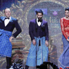 Kevin Spacey baila junto al actor Shaid Kapoor y a la actriz Deepika Padukone, en la gala de los Oscar de Bollywood, el sábado en Tampa.