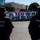 Concentración de taxistas en los alrededores de Ifema durante la jornada de ayer. RODRIGO JIMÉNEZ