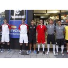 Futbolistas de la Cultural posan con las equipaciones de la próxima temporada.