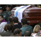 El féretro con los restos mortales de Manuel Fraga a su llegada a la iglesia parroquial de Perbes.