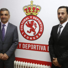 El presidente de la Cultural, Tariq Abdulaziz Al Naama, a la izquierda, junto a otro destacado dirigente de la Aspire Academy. RAMIRO