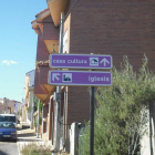 Dos nuevas señales indican la situación de la Casa de Cultura y la iglesia en Villaquilambre.