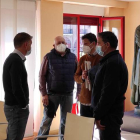 El alcalde dialoga con los representantes de los trabajadores. DL