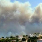 El humo se eleva sobre el cielo ayer en el complejo turístico de Peschici en Italia